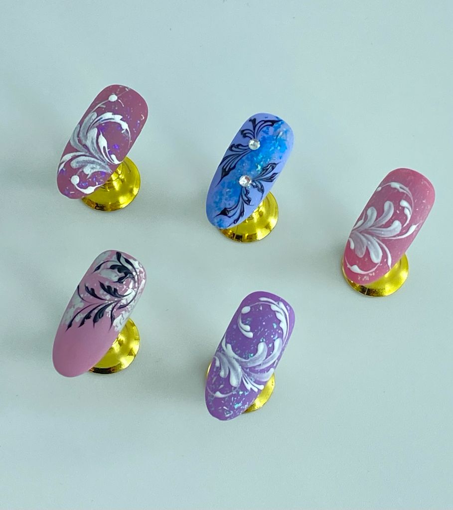 ejemplos de uñas pintadas en un curso de uñas